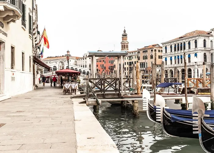 Charming Apartment On The Grand Canal R&R